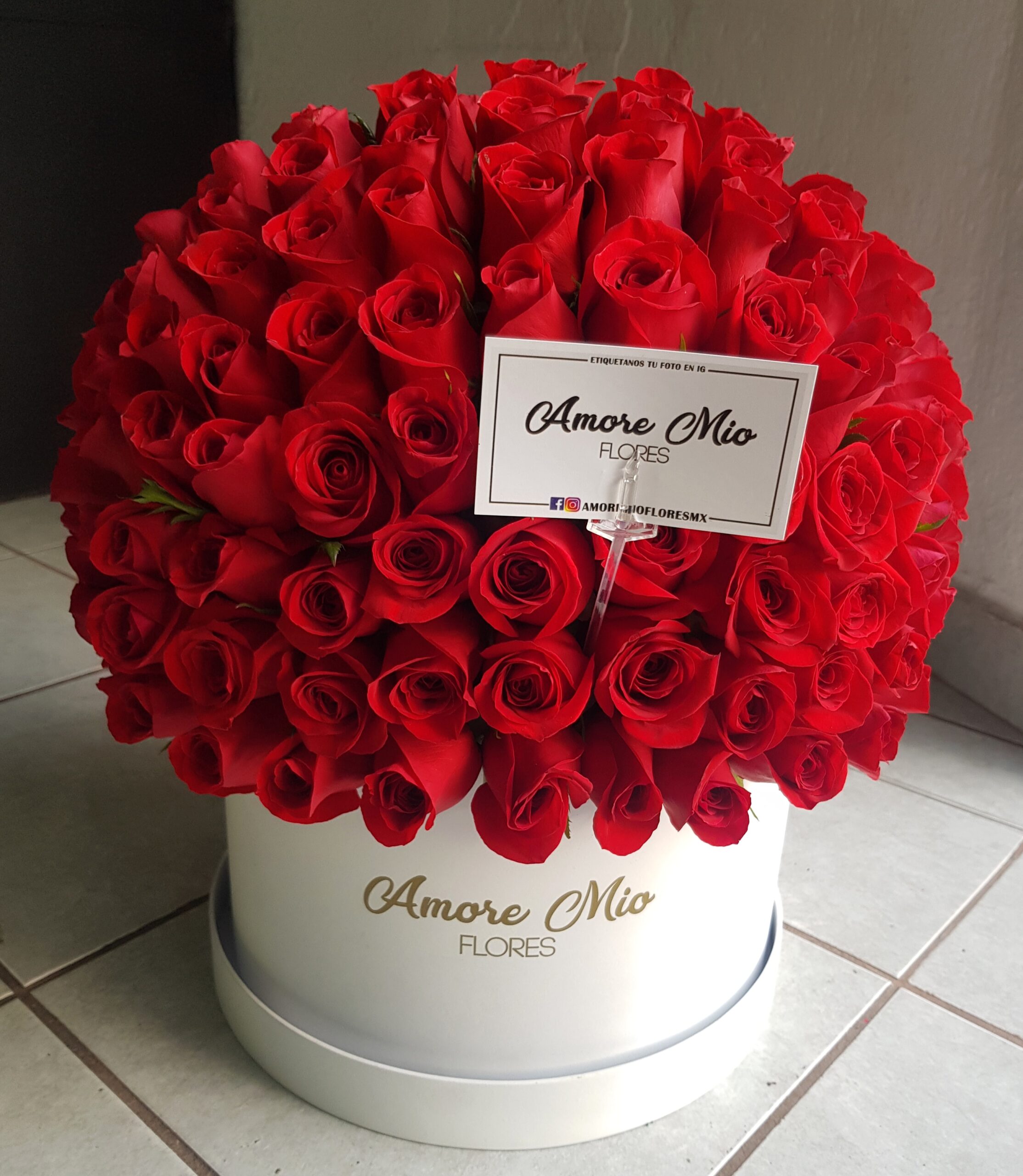 Esfera 200 rosas rojas en caja blanca