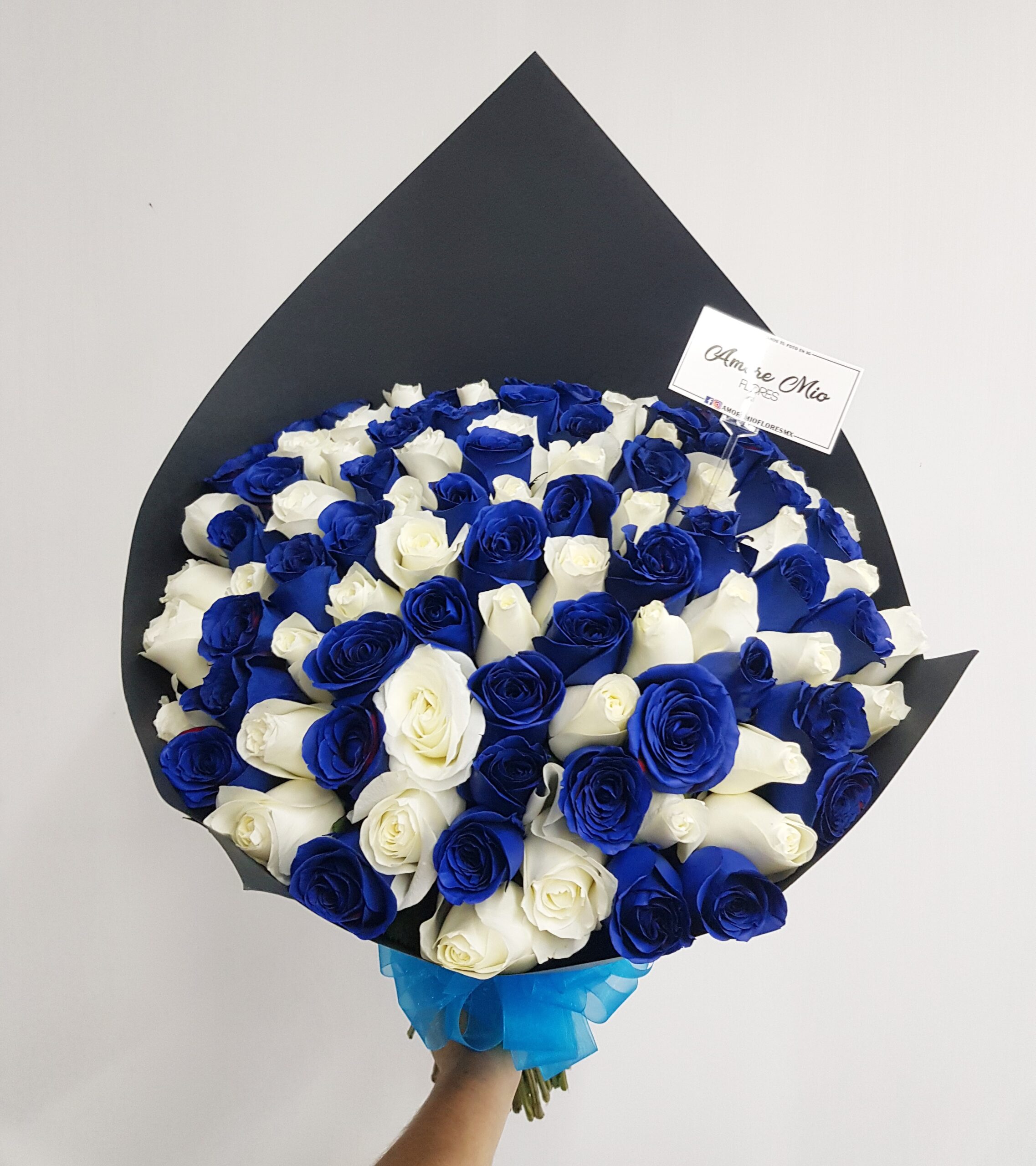 Ramo de 100 rosas blanco y azul