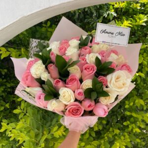 Ramo de 50 rosas con ruscus