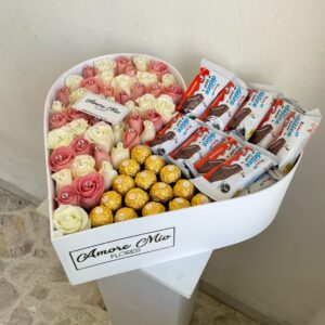 Caja corazón con 50 rosas y chocolates