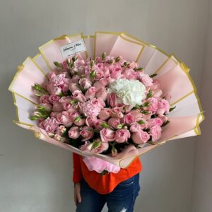 Ramo de 100 rosas con baby rose, clavel y Hortencia