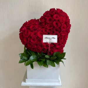 Escultura de 100 rosas inclinada