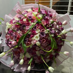 Ramo de 300 rosas con tulipanes